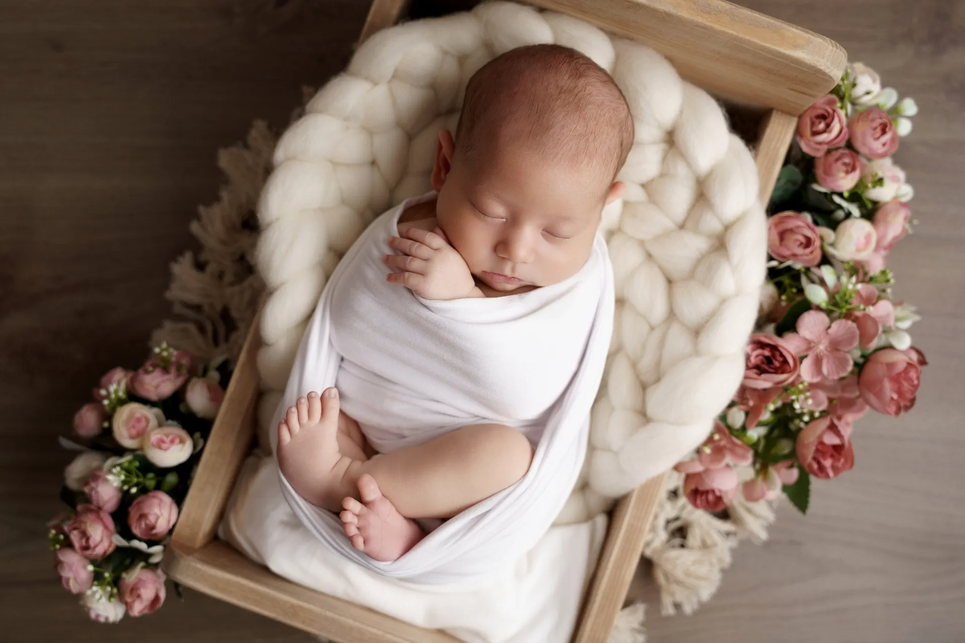 Újszülött fotózás Kecskemét - virágos díszletben