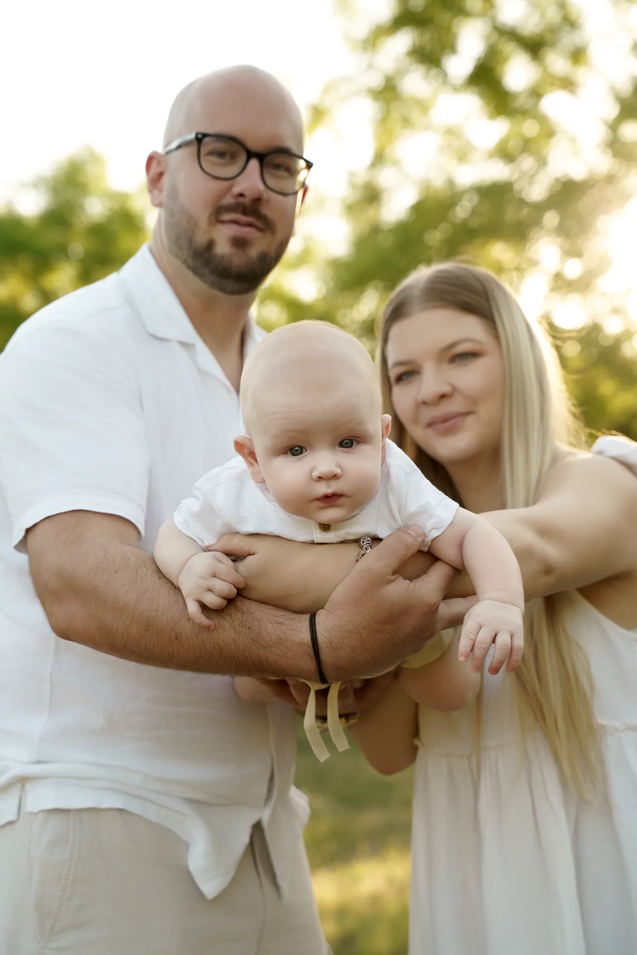 Kültéri babafotózás - apa anya baba